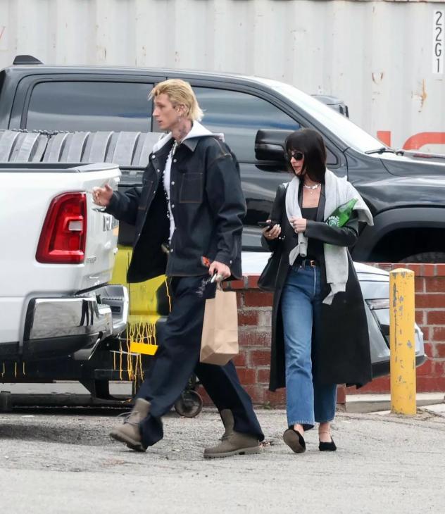 Дакота Джонсон и Machine Gun Kelly подогрели слухи о романе
Дакота Джонсон и Machine Gun Kelly подогрели слухи о романе
