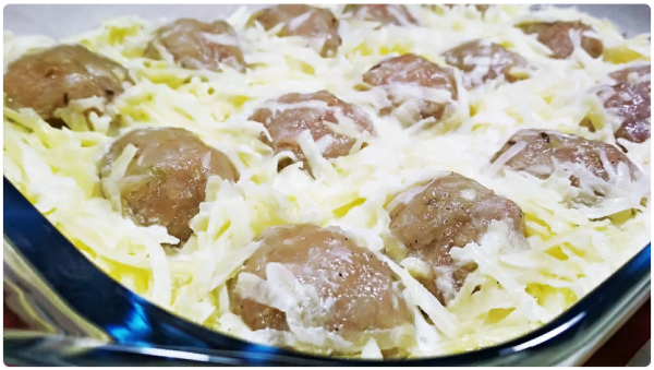 Прокладываю фарш тёртой картошкой и отправляю в духовку. Красивый и вкусный ужин из простых продуктов