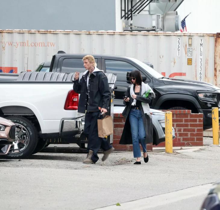 Дакота Джонсон и Machine Gun Kelly подогрели слухи о романе
Дакота Джонсон и Machine Gun Kelly подогрели слухи о романе