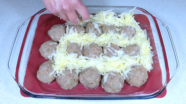Прокладываю фарш тёртой картошкой и отправляю в духовку. Красивый и вкусный ужин из простых продуктов
