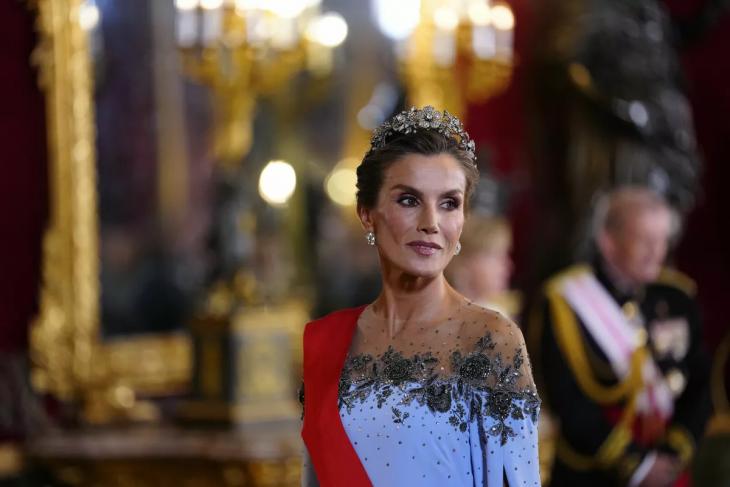 Королева Рания на свадьбе племянницы короля, княжеская чета Монако встретилась с президентом Италии, королева Летиция с Макронами и другие королевские выходы
Королева Рания на свадьбе племянницы короля, княжеская чета Монако встретилась с президентом Италии, королева Летиция с Макронами и другие королевские выходы