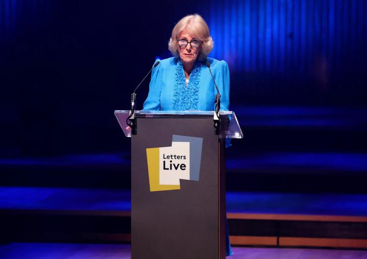 День рождения Рании, появление Камиллы на мероприятии Letters Live в Лондоне, Максима за рулём трактора, и другие королевские новости
День рождения Рании, появление Камиллы на мероприятии Letters Live в Лондоне, Максима за рулём трактора, и другие королевские новости