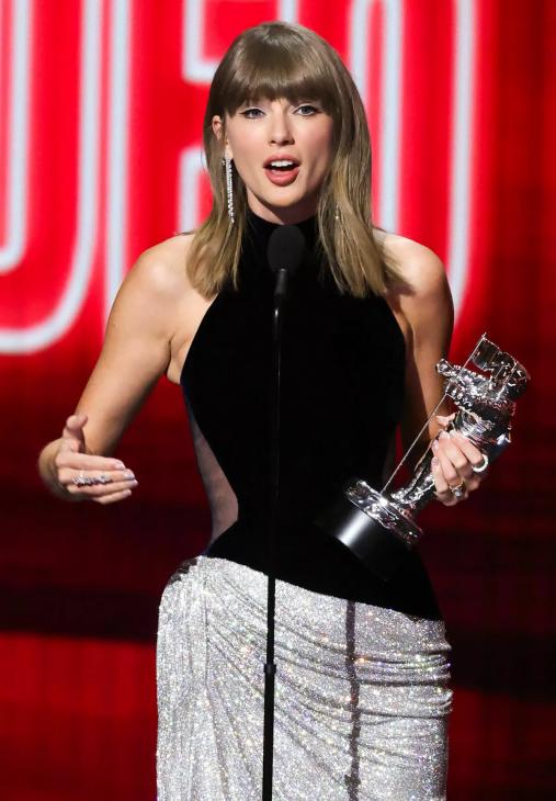 
                Гламурная революция MTV VMAs 2026: Тейлор Свифт, Пэрис Хилтон и Дакота Джонсон на премии в Лос-Анджелесе            