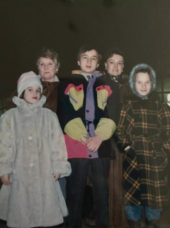 «Моё классное детство»: Ксения Бородина поделилась редкими архивными кадрами из 90-х
«Моё классное детство»: Ксения Бородина поделилась редкими архивными кадрами из 90-х