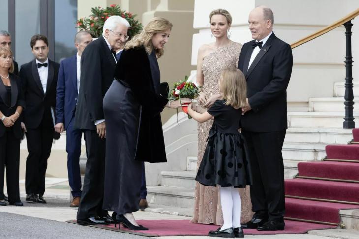 Королева Рания на свадьбе племянницы короля, княжеская чета Монако встретилась с президентом Италии, королева Летиция с Макронами и другие королевские выходы
Королева Рания на свадьбе племянницы короля, княжеская чета Монако встретилась с президентом Италии, королева Летиция с Макронами и другие королевские выходы