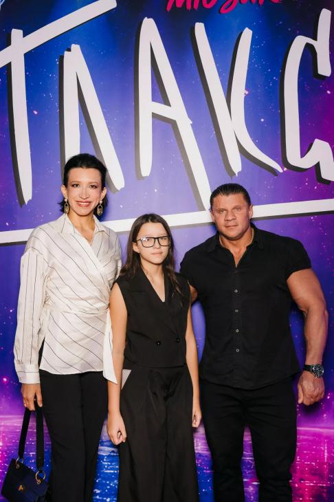 «Меня ловили пацаны и заставляли петь»: Сергей Жуков встретился с HELLO! на премьере мюзикла «Плакса»
«Меня ловили пацаны и заставляли петь»: Сергей Жуков встретился с HELLO! на премьере мюзикла «Плакса»
