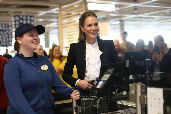 
                Кейт Миддлтон в IKEA, королева Рания в начальной школе в Акабе, королева Летиция на Дне психического здоровья и другие королевские события            