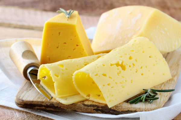 Научилась отличать настоящий сыр от сырного продукта прямо в магазине. Как с помощью нажатия пальца на продукт понять, где сыр
