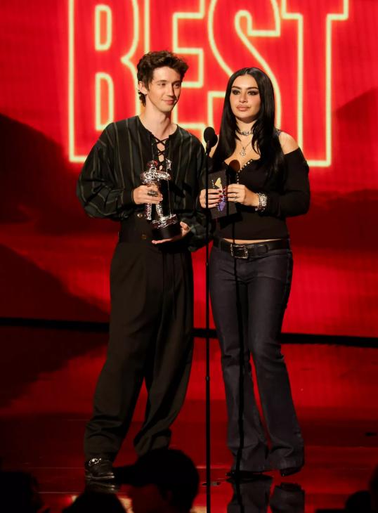 
                Гламурная революция MTV VMAs 2026: Тейлор Свифт, Пэрис Хилтон и Дакота Джонсон на премии в Лос-Анджелесе            