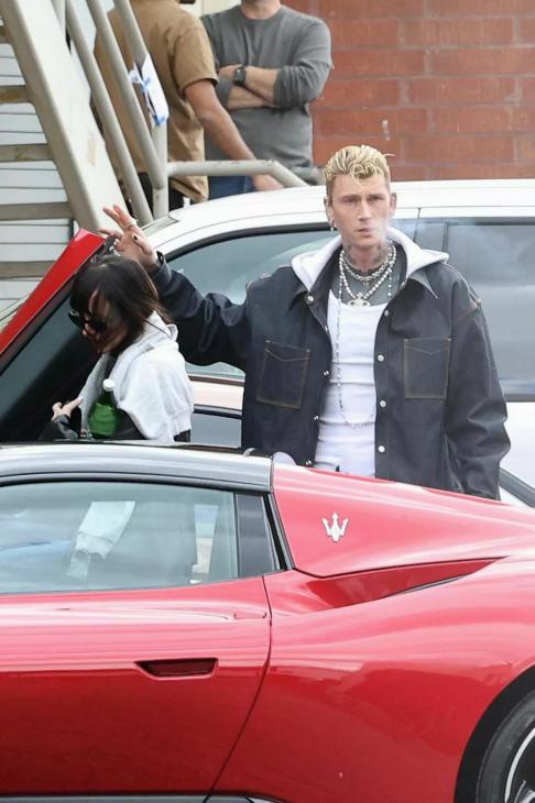 Дакота Джонсон и Machine Gun Kelly подогрели слухи о романе
Дакота Джонсон и Machine Gun Kelly подогрели слухи о романе
