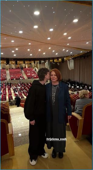 Кавалер Карины Тетуевой предпочел компанию своей мамы за периметром