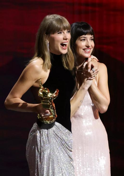 
                Гламурная революция MTV VMAs 2026: Тейлор Свифт, Пэрис Хилтон и Дакота Джонсон на премии в Лос-Анджелесе            