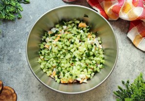 Холодный борщ с курицей и маринованной свеклой