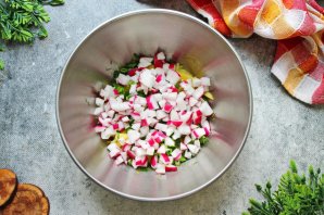Холодный борщ с курицей и маринованной свеклой