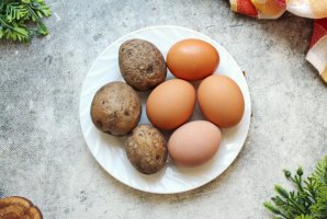 Холодный борщ с курицей и маринованной свеклой