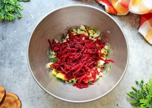 Холодный борщ с курицей и маринованной свеклой