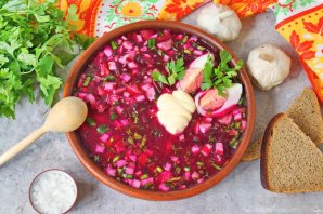 Холодный борщ с курицей и маринованной свеклой