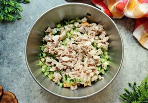 Холодный борщ с курицей и маринованной свеклой