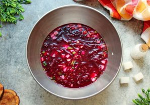 Холодный борщ с курицей и маринованной свеклой
