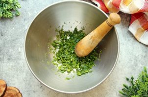 Холодный борщ с курицей и маринованной свеклой
