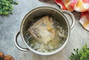Холодный борщ с курицей и маринованной свеклой