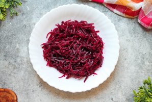 Холодный борщ с курицей и маринованной свеклой