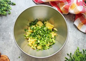 Холодный борщ с курицей и маринованной свеклой