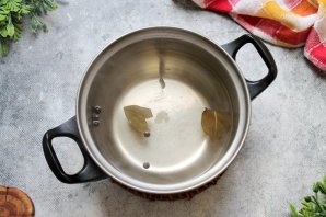 Холодный борщ с курицей и маринованной свеклой