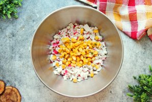 Крабовый салат с кукурузой Крабовый салат с кукурузой