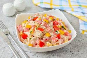 Салат с курицей, перцем и помидорами Салат с курицей, перцем и помидорами
