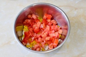 Салат с курицей, перцем и помидорами Салат с курицей, перцем и помидорами