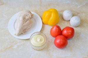 Салат с курицей, перцем и помидорами Салат с курицей, перцем и помидорами