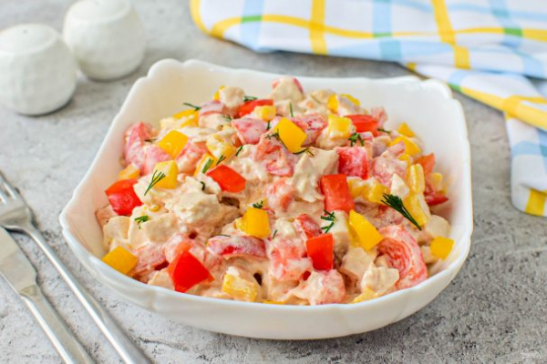 Салат с курицей, перцем и помидорами Салат с курицей, перцем и помидорами