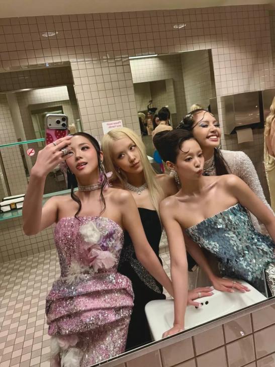 Участницы Blackpink впервые за долгое время воссоединились за кулисами Met Gala
Участницы Blackpink впервые за долгое время воссоединились за кулисами Met Gala