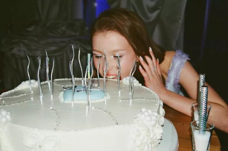 
                Анна Пересильд с размахом отметила 17-летие в компании бойфренда Вани Дмитриенко            