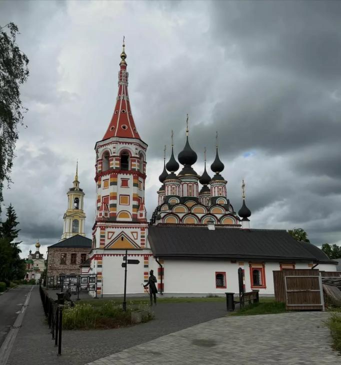
                Алеся Кафельникова с маленькой дочкой примерили парные цветочные образы            