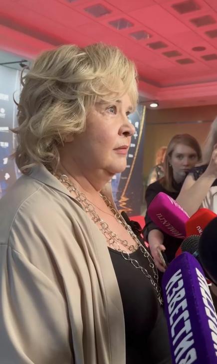 Татьяна Догилева рассказала о личной жизни на красной дорожке Премии АПКиТ 2026
Татьяна Догилева рассказала о личной жизни на красной дорожке Премии АПКиТ 2026