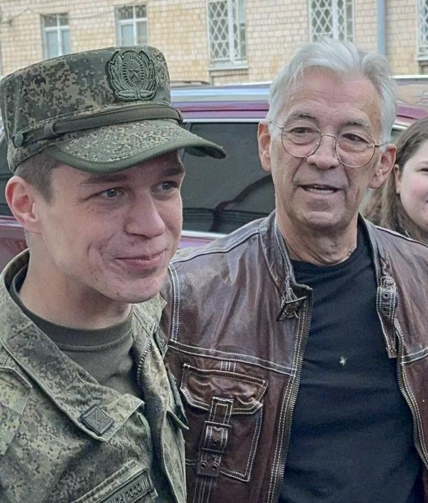 "Он правильно сделал, большой молодец": актер Николай Добрынин встретил Глеба Калюжного из армии
"Он правильно сделал, большой молодец": актер Николай Добрынин встретил Глеба Калюжного из армии