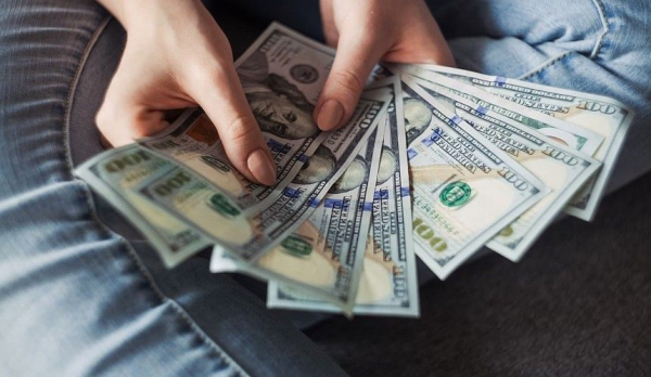 Наличные доллары предлагается купить по 75 рублей