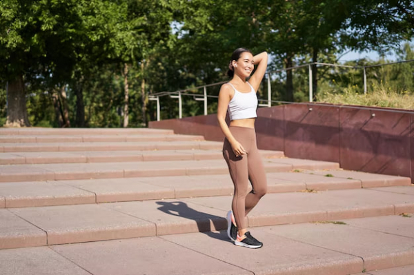 Шаг как упражнение: 6 способов включить пресс во время ходьбы