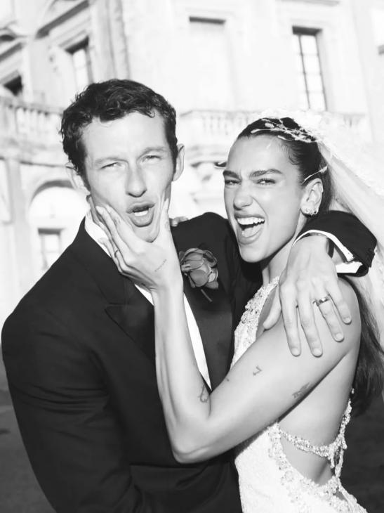 Платье Chanel и шестиметровая фата: Дуа Липа поделилась официальными снимками со свадьбы в Сицилии
Платье Chanel и шестиметровая фата: Дуа Липа поделилась официальными снимками со свадьбы в Сицилии