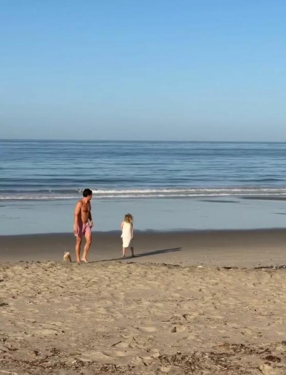 
                В палатке у моря: как Орландо Блум проводит летние каникулы с дочерью от Кэти Перри            
