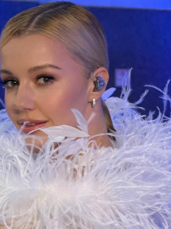 
                Юлианна Караулова отметила "Алые паруса" в платье невесты            
