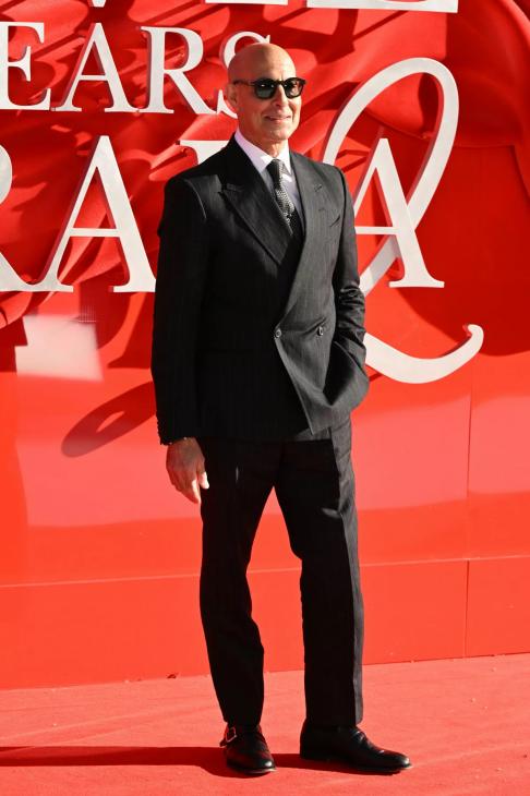 
                Успех на 500 миллионов долларов. Все образы главных звезд "Дьявол носит Prada 2" на премьерах по всему миру            