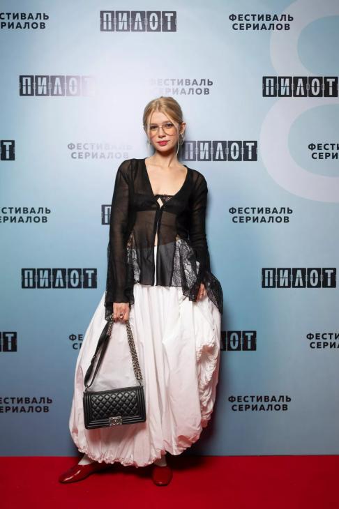Кристина Асмус, Александр Паль и другие звезды первого конкурсного дня фестиваля "Пилот"
Кристина Асмус, Александр Паль и другие звезды первого конкурсного дня фестиваля "Пилот"