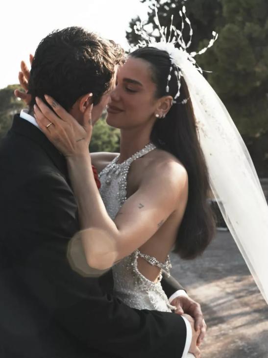 Платье Chanel и шестиметровая фата: Дуа Липа поделилась официальными снимками со свадьбы в Сицилии
Платье Chanel и шестиметровая фата: Дуа Липа поделилась официальными снимками со свадьбы в Сицилии