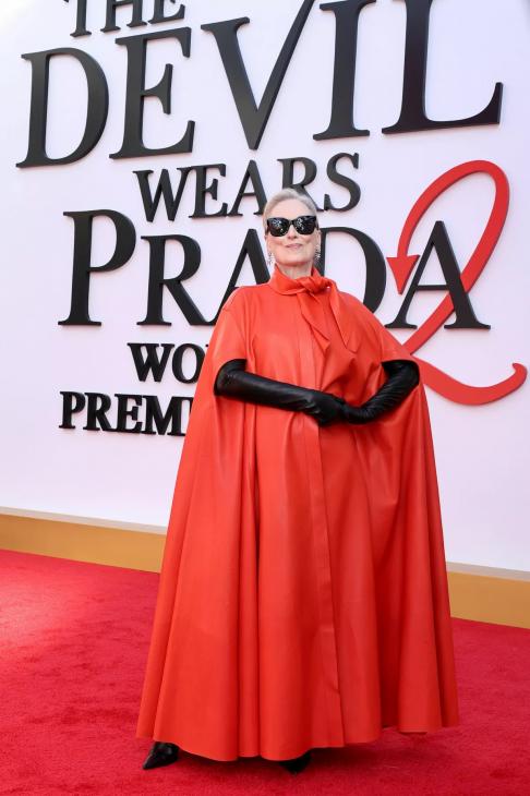 
                Успех на 500 миллионов долларов. Все образы главных звезд "Дьявол носит Prada 2" на премьерах по всему миру            