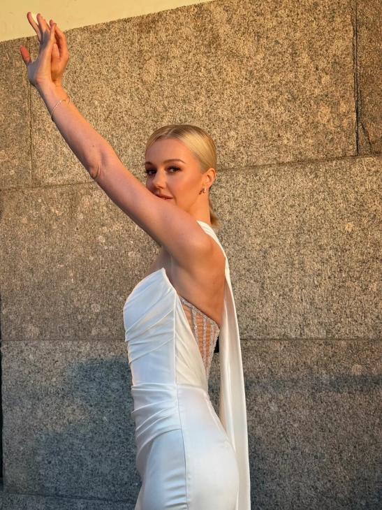 
                Юлианна Караулова отметила "Алые паруса" в платье невесты            