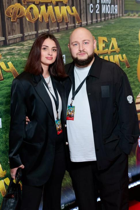 
                Первый выход Калюжного после дембеля и комментарий Мерзликина: премьера комедии "Дед Фомич"            