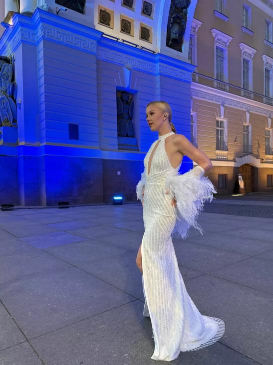 
                Юлианна Караулова отметила "Алые паруса" в платье невесты            
